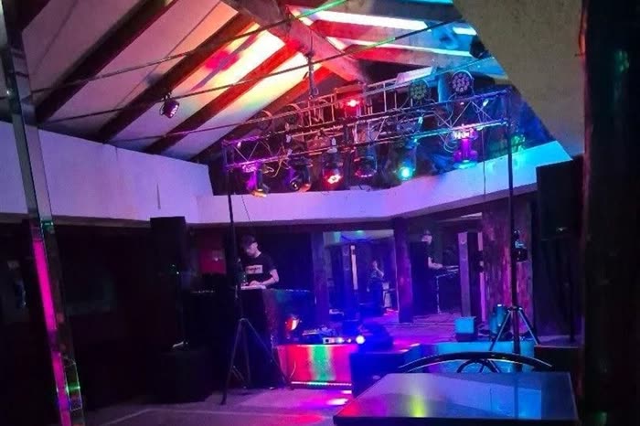Salón principal de Eclipse Club en Buin, con cabina de DJ y rig de luces de colores