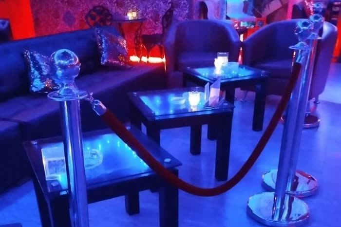 Lounge VIP de Club Pandora con sillones y cordón de terciopelo rojo, Independencia
